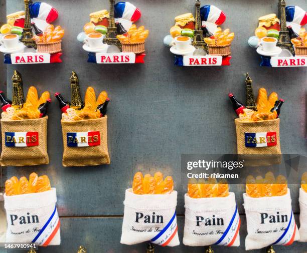 bread magnets, paris, france - souvenir foto e immagini stock