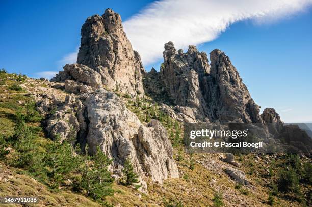 punta di u pargulu (1785 m), aiguilles de bavella, gr20, corsica, france - aiguilles de bavella foto e immagini stock