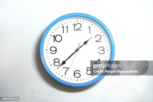 round wall clock - reloj fotografías e imágenes de stock