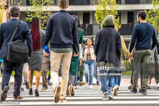 gente cammina sulla strada - strisce pedonali foto e immagini stock