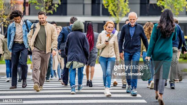 las personas de negocios caminando en la calle - crossed fotografías e imágenes de stock