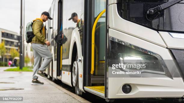 einsteigen in den bus - boarding a bus stock-fotos und bilder