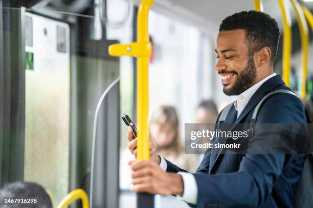 hombre usando teléfono inteligente - pole positie fotografías e imágenes de stock