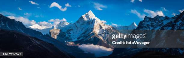 idilliaco picco della montagna innevata che domina il panorama delle nuvole della valle himalaya - mount everest foto e immagini stock
