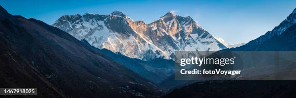 mt everest summit sunrise on lhotse nuptse himalayan mountains panorama - himalayas sunrise stock pictures, royalty-free photos & images