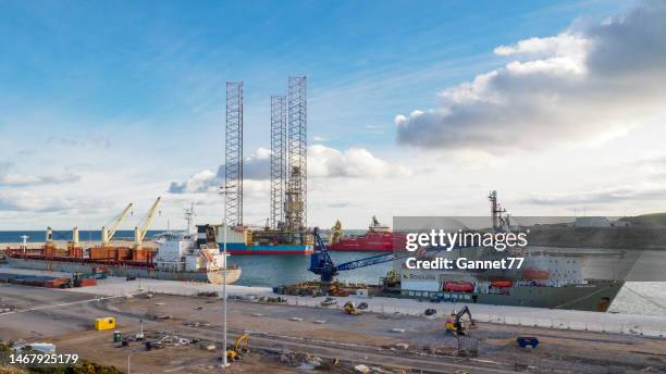 drilling rig parked in the south harbour at aberdeen, scotland - oil rig uk stock pictures, royalty-free photos & images