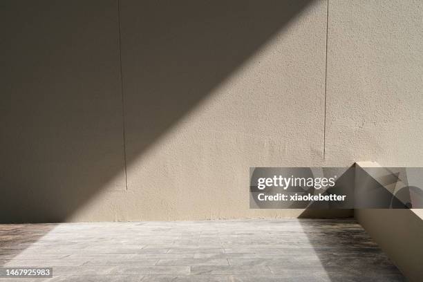light effect on concrete wall - angle photos et images de collection