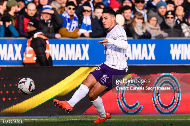 Fares Chaibi of Toulouse passes the ball during the Ligue 1 match between RC Strasbourg and Toulouse FC at Stade de la Meinau on January 29, 2023 in...