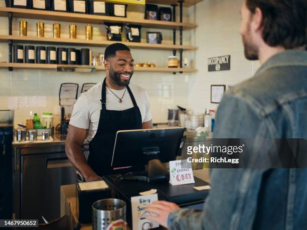 kunden und mitarbeiter in einem café - hipster coffee shop candid stock-fotos und bilder