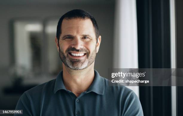 unternehmer, senior und porträt eines mannes mit lächeln, glücklich und zuversichtlich des startups als geschäftsmann in einem büro. angestellter, arbeiter und älterer männlicher immobilienmakler begeistert von einem verkauf - 45 49 jahre stock-fotos und bilder