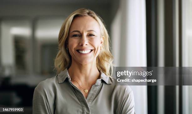 glückliche, porträtierte und professionelle frau im büro mit einer positiven, führungs- und optimistischen denkweise. glück, lächeln und reife geschäftschefin, die mit selbstvertrauen am arbeitsplatz steht. - einzelne frau über 40 stock-fotos und bilder