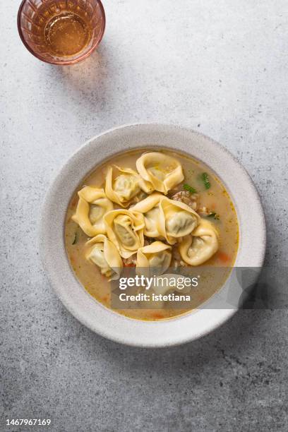 comfort food, vegetarian meal, soup with pearl barley, tortellini with spinach and ricotta in vegetable stock - tortellini bildbanksfoton och bilder
