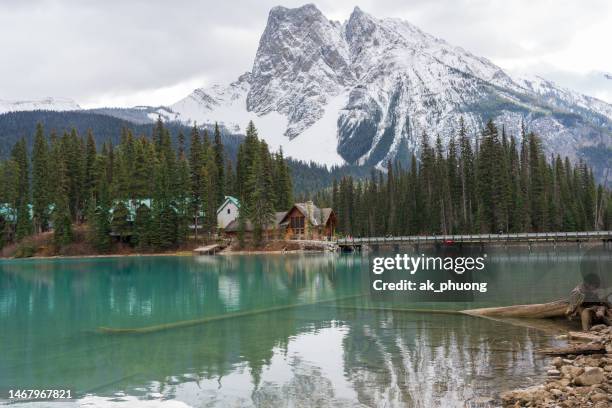 emerald lake view in the winter - parque nacional de yoho fotografías e imágenes de stock