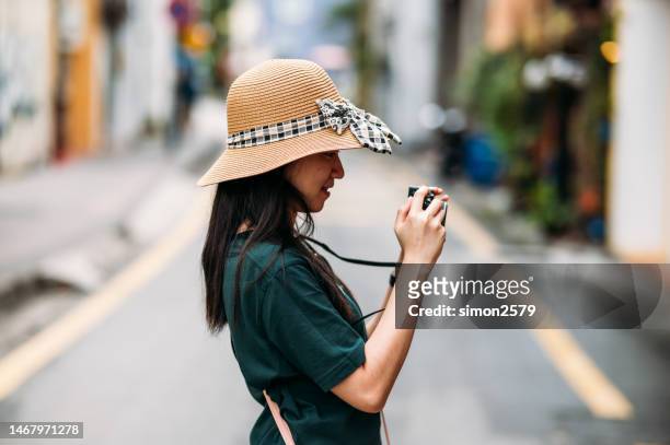 exploring the city's charm: a tourist's perspective - george town penang stockfoto's en -beelden