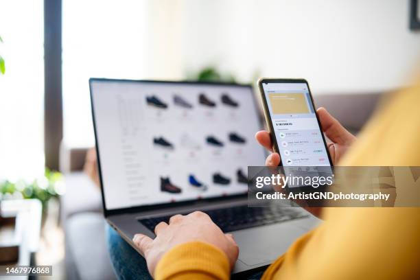 la conveniencia de comprar en línea. - comercio electrónico fotografías e imágenes de stock