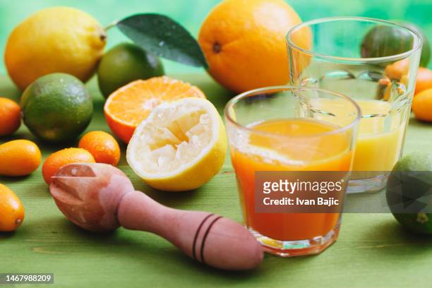 making citrus fruit juice - drinking lemonade stock pictures, royalty-free photos & images