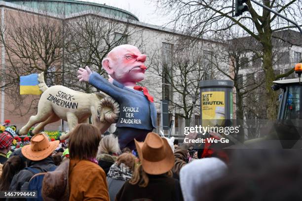 traditioneller rosenmontagskarnevalswagen (rosenmontagsumzug) in der düsseldorfer altstadt. - rosenmontag stock-fotos und bilder