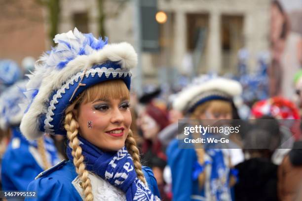 traditional rose monday carnival float (rose monday parade) in duesseldorf old town. - mascara carnaval imagens e fotografias de stock