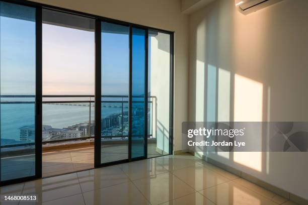 empty living room with sunlight - sliding door - fotografias e filmes do acervo