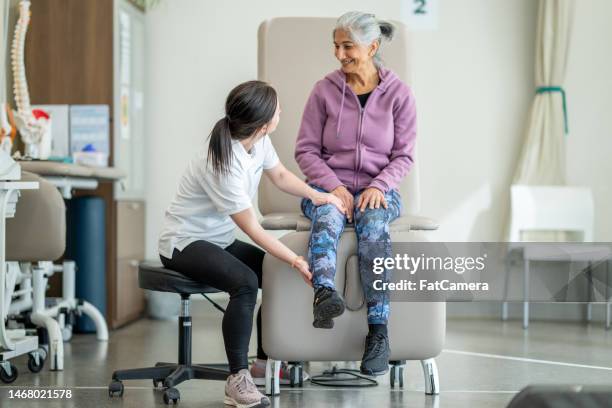 checking range of motion - orthopedist stock pictures, royalty-free photos & images