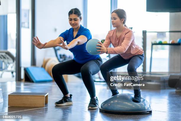 fisioterapia infantile - fisioterapia foto e immagini stock