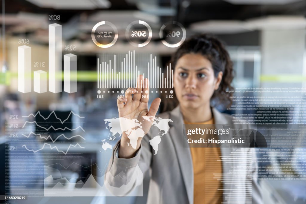 Mujer de negocios mirando los datos del mercado en una pantalla interactiva