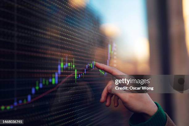 analysing financial figures and making investment plans on digital screen - trading screen stock-fotos und bilder