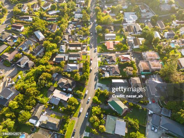 casas de apartamentos en entorno verde, vista aérea. - nueva zelanda fotografías e imágenes de stock