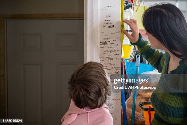 messender sohn - größenunterschied stock-fotos und bilder