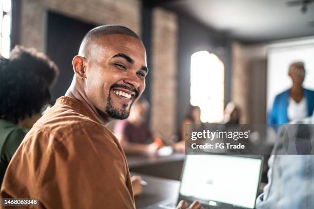 portrait of a young man in the classroom or seminar - person of colour imagens e fotografias de stock