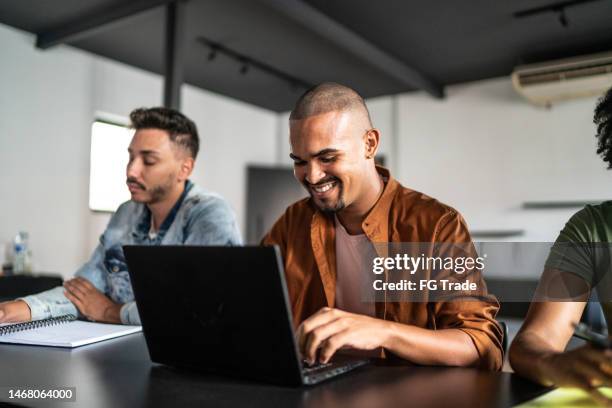 schüler mit laptop im klassenzimmer - self improvement stock-fotos und bilder