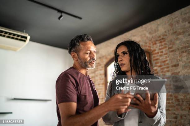 empresários fazendo uma reunião informal usando tablet digital - trans guy - fotografias e filmes do acervo