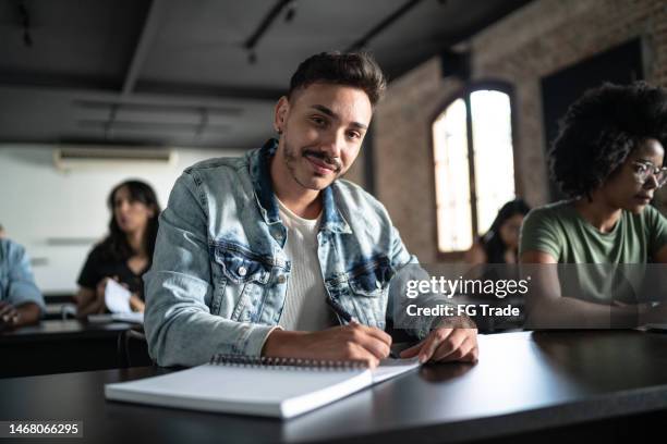 porträt eines mittelerwachsenen mannes im klassenzimmer - self improvement stock-fotos und bilder