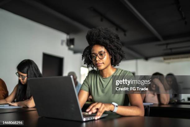 estudiante usando computadora portátil en el aula - estudiante fotografías e imágenes de stock