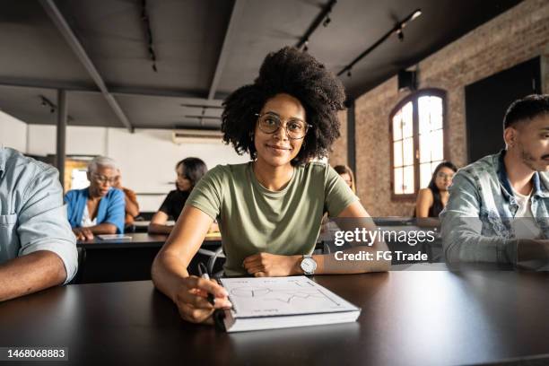 retrato de una mujer joven en el aula - public building fotografías e imágenes de stock