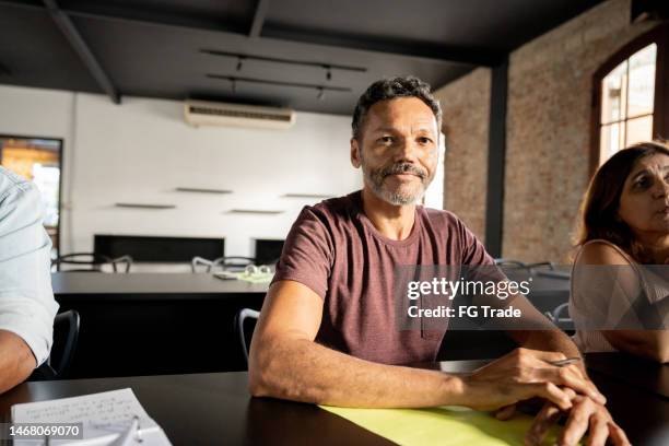 portrait of a mature man in a seminar - study participant stock pictures, royalty-free photos & images