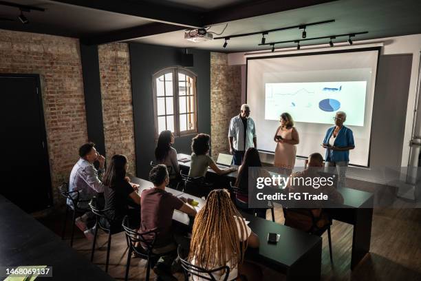 personnes faisant une présentation - projector classroom photos et images de collection