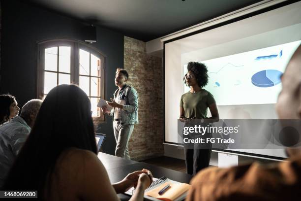 personnes faisant une présentation - projector classroom photos et images de collection