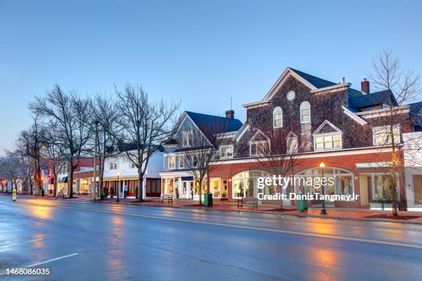 the hamptons in new york - high street stock-fotos und bilder