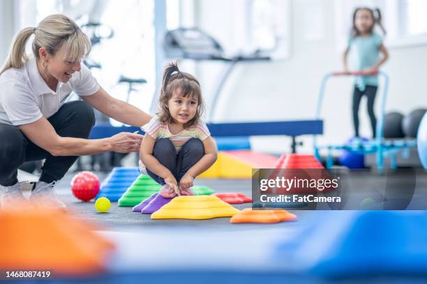 balancing during therapy - ergotherapie stockfoto's en -beelden