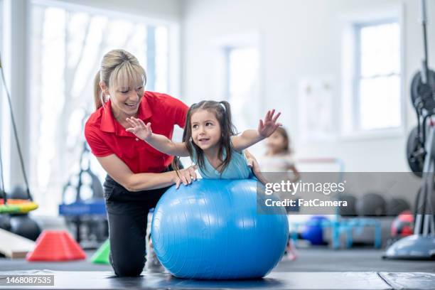 arbeiten an der kernstärke während der therapie - ergotherapie stock-fotos und bilder