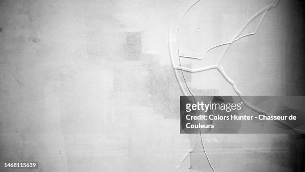 black and white close-up of a broken and opaque shop window in london - breaking window stockfoto's en -beelden