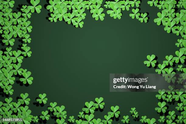 st. patrick's day shamrock leaf, with copy space in the middle textured green background. 3d render - trébol de cuatro hojas fotografías e imágenes de stock