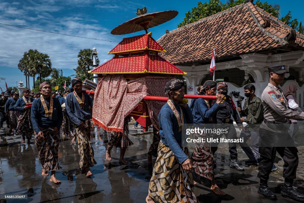 Labuhan Volunteers of Yogyakarta Palace known as 'Abdi Dalem', carry... News ...