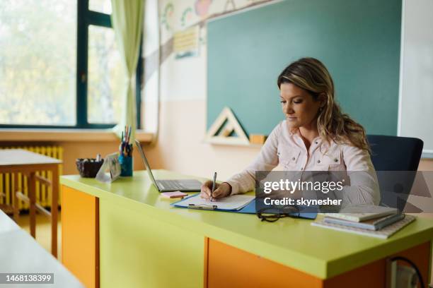 weibliche lehrerprüfung im klassenzimmer. - colorgrading stock-fotos und bilder