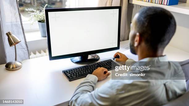 hombre usando monitor de computadora - desktop pc fotografías e imágenes de stock