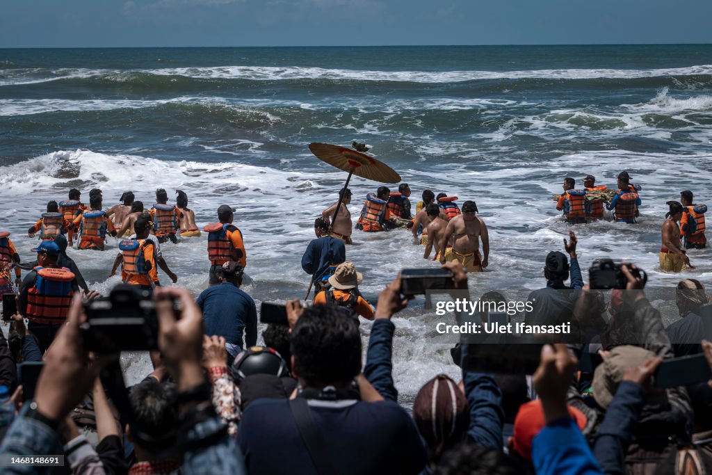 Labuhan Volunteers of Yogyakarta Palace known as 'Abdi Dalem', float... News ...
