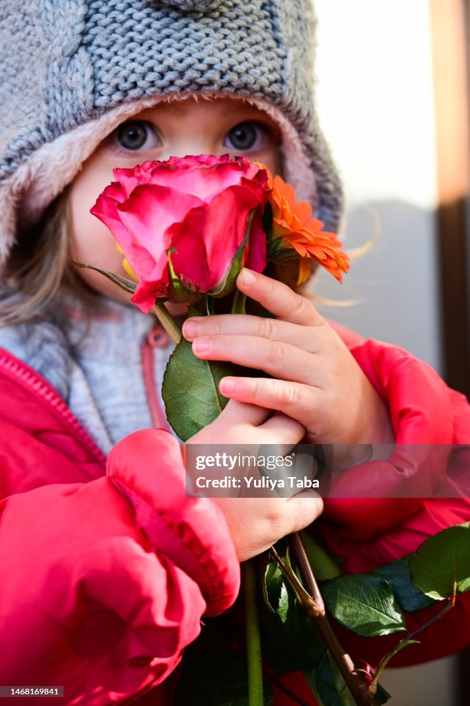 Feliz Cumpleaños Saludo Infantil Con Flores Linda Adorable Chica Caucásica Huele Flores Foto de stock - Getty Images Feliz Cumpleaños Saludo Infantil Con Flores Linda Adorable Chica Caucásica Huele Flores Foto de stock - Getty Images