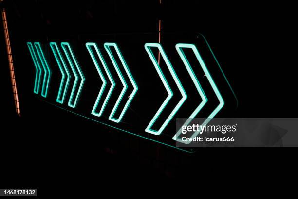 directional light arrow，science fiction - neon sign arrow stockfoto's en -beelden
