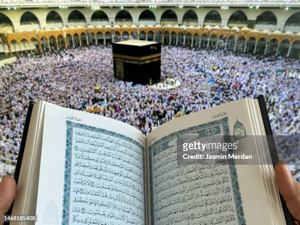 reading koran in kaaba - religiöser text stock-fotos und bilder
